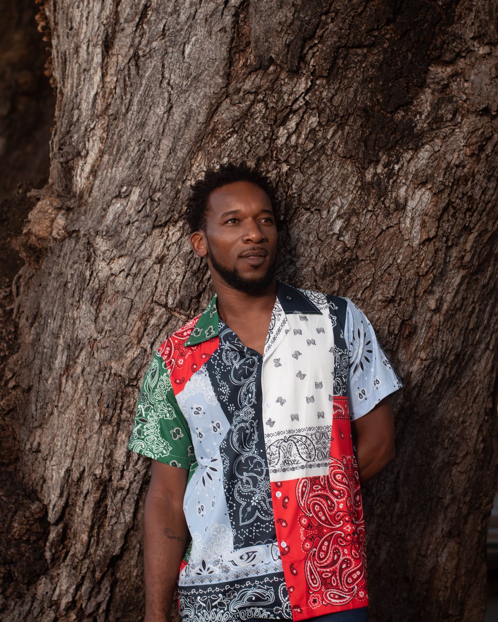 Lova Jah adossé à un arbre de la forêt guyanaise