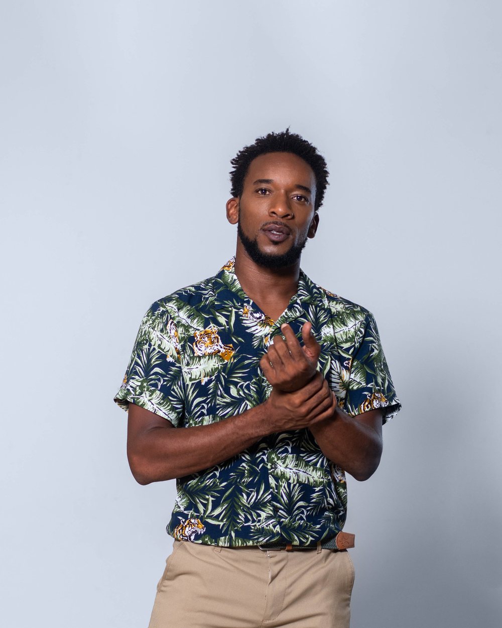 Lova Jah en chemise à fleurs