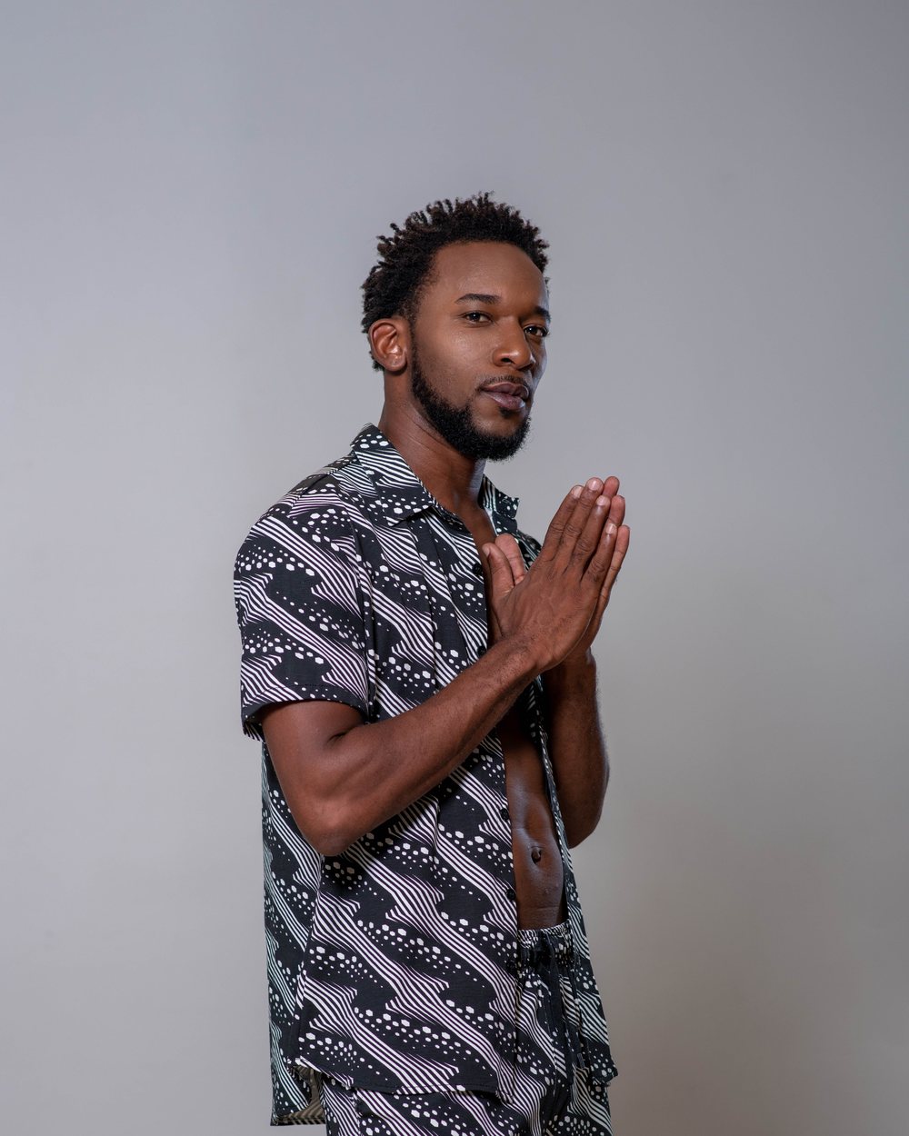 Lova Jah, les mains jointes