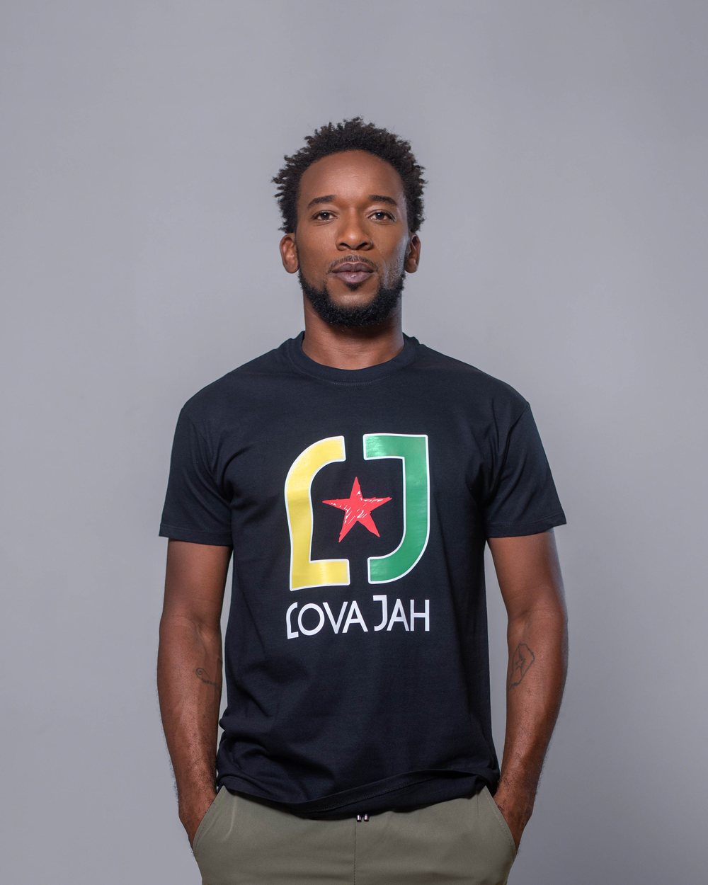 Lova Jah en t-shirt noir au monogramme LJ